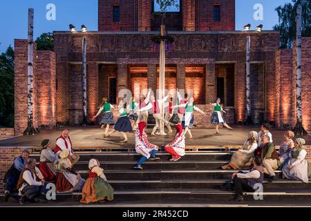 25. Mai 2023, Brandenburg, Burg (Spreewald): Schauspielerinnen und Schauspielerinnen des sorbischen NationalEnsemble während einer Fotoprobe für eine Darbietung einer Wendish-Geschichte für den Spreewald Sagennacht auf der Open-Air-Bühne des Bismarck-Turms in Burg (Spreewald). Die Premiere findet am 27. Mai statt; andere Vorstellungen finden am 28. Und 29. Mai statt. Am Ende jeder Veranstaltung gibt es ein großes Feuerwerk. Foto: Frank Hammerschmidt/dpa/ZB Stockfoto