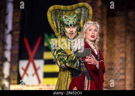 25. Mai 2023, Brandenburg, Burg (Spreewald): Schauspieler P·tr Cy· (Wakapan, Sohn des Schlangenkönigs) und Schauspielerin Nadine Assmann (Elisabeth von Wettin, Wakapans Frau) stehen bei einer Fotoprobe für eine Aufführung einer Wendish-Geschichte für den Spreewald Sagennacht auf der Freiluftbühne des Bismarck Tower in Burg (Spreewald). Die Premiere findet am 27. Mai statt; andere Vorstellungen finden am 28. Und 29. Mai statt. Am Ende jeder Veranstaltung gibt es ein großes Feuerwerk. Foto: Frank Hammerschmidt/dpa/ZB Stockfoto