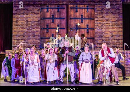 25. Mai 2023, Brandenburg, Burg (Spreewald): Schauspielerinnen und Schauspielerinnen des sorbischen NationalEnsemble während einer Fotoprobe für eine Darbietung einer Wendish-Geschichte für den Spreewald Sagennacht auf der Open-Air-Bühne des Bismarck-Turms in Burg (Spreewald). Die Premiere findet am 27. Mai statt; andere Vorstellungen finden am 28. Und 29. Mai statt. Am Ende jeder Veranstaltung gibt es ein großes Feuerwerk. Foto: Frank Hammerschmidt/dpa/ZB Stockfoto