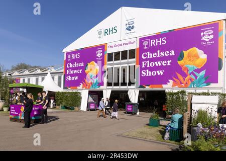 RHS Chelsea Flower Show 2023; der Eingang zum Großen Pavillon in der Frühlingssonne, Chelsea London UK Stockfoto