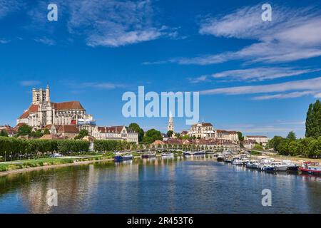 Auxerre (Nordfrankreich): Überblick über die Stadt vom Fußweg entlang des Flusses Yonne, mit der Kathedrale, dem Flusshafen und der Abteikirche von Sai Stockfoto