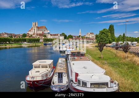 Auxerre (Nordfrankreich): Überblick über die Stadt vom Fußweg entlang des Flusses Yonne, mit der Kathedrale, dem Flusshafen und der Abteikirche von Sai Stockfoto