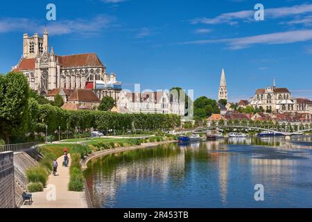 Auxerre (Nordfrankreich): Überblick über die Stadt vom Fußweg entlang des Flusses Yonne, mit der Kathedrale, dem Flusshafen und der Abteikirche von Sai Stockfoto