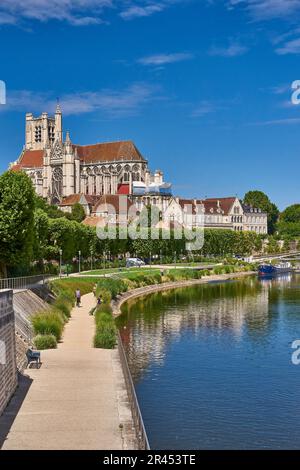 Auxerre (Nordfrankreich): Überblick über die Stadt und die Kathedrale vom Fußweg entlang der Yonne. Ufer des Yonne River, Fußgängerzone und Stockfoto