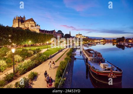 Auxerre (Nordfrankreich): Überblick über die Stadt vom Fußweg entlang des Flusses Yonne, mit der Kathedrale, dem Flusshafen und der Abteikirche von Sai Stockfoto