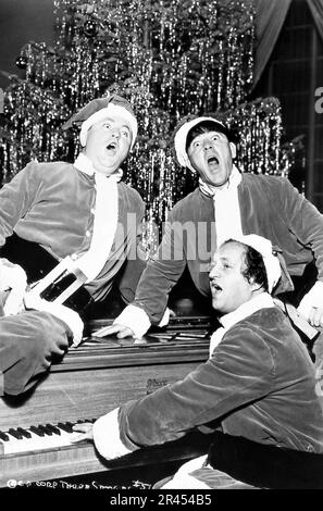 MOE HOWARD LARRY FEINE CURLY HOWARD THE THREE STOOGES verkleidet als Weihnachtsmann/Weihnachtsmann 1937 Publicity für Columbia Pictures Stockfoto