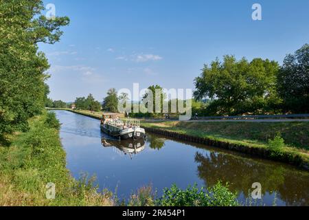 Barge, Flusstourismus auf dem Canal de Roanne a Digoin, in Melay (Mittelöstfrankreich), Richtung Roanne Stockfoto