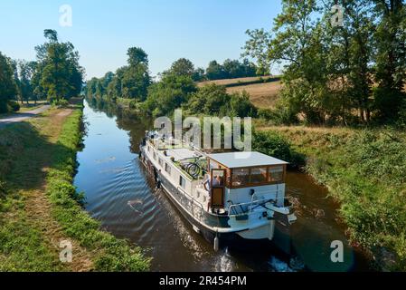 Barge, Flusstourismus auf dem Canal de Roanne a Digoin, in Melay (Mittelöstfrankreich), Richtung Roanne Stockfoto