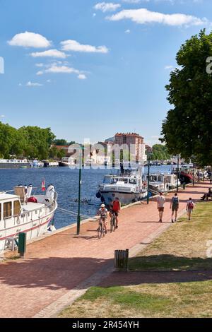 Roanne (Zentralöstfrankreich): Flusshafen von Roanne, gehen Sie den Pfad entlang und fahren Sie mit dem Fahrrad. Der Canal de Roanne A Digoin verbindet den Canal Laterale A. Stockfoto