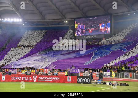 Rom, Italien. 24. Mai 2023. Fans von ACF Fiorentina während des Finales – ACF Fiorentina vs. Inter – FC Internazionale, italienisches Fußballspiel Coppa Italia in Rom, Italien, Mai 24 2023 Kredit: Independent Photo Agency/Alamy Live News Stockfoto