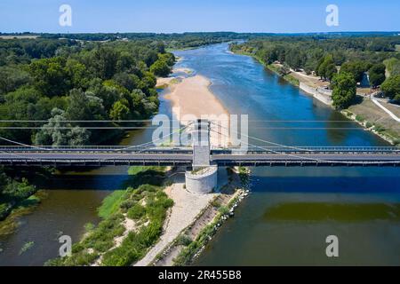 Chatillon-sur-Loire (Mittelfrankreich): Blick aus der Vogelperspektive auf die Loire und die Hängebrücke, die 2021 mit einer Fußgängerbrücke und renoviert wurden Stockfoto