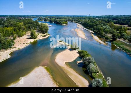 Chatillon-sur-Loire (Zentralfrankreich): Blick auf die Loire und die Sandbänke aus der Vogelperspektive Stockfoto