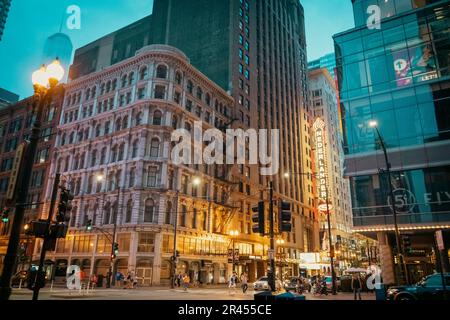 Ein atemberaubender Blick auf die Skyline von Chicago in der Dämmerung Stockfoto