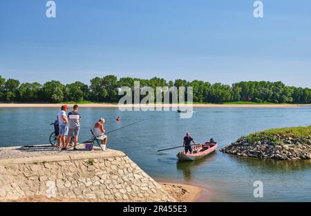 La Possoniere (Nordwestfrankreich): Ufer der Loire mit Anglern und Lastkähnen Stockfoto