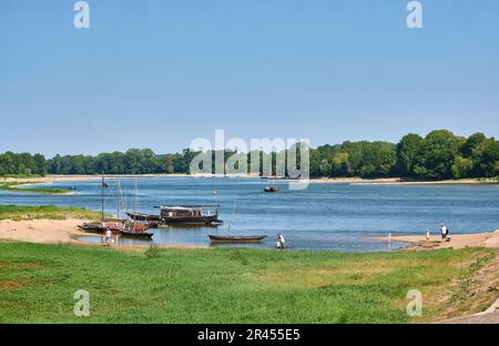 La Possoniere (Nordwestfrankreich): Ufer der Loire mit einem traditionellen Boot „Toue“ im Hafen Stockfoto