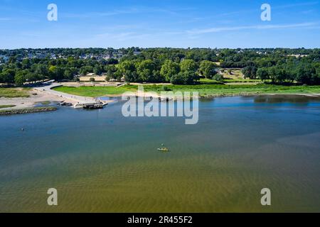 La Possoniere (Nordwestfrankreich): Die Loire aus der Vogelperspektive. Kanufahren auf der Loire in der Nähe des Hafens Stockfoto