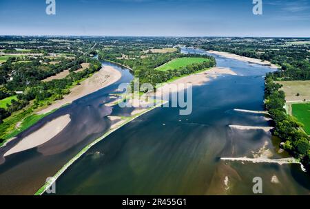 La Possoniere (Nordwestfrankreich): Die Loire aus der Vogelperspektive. Kanufahrt auf dem Fluss und Groyne Stockfoto