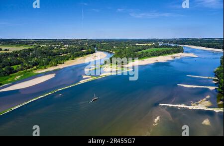 La Possoniere (Nordwestfrankreich): Die Loire aus der Vogelperspektive. Boot auf dem Fluss und Groyne Stockfoto