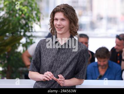Cannes, Frankreich. 26. Mai 2023. Der französische Schauspieler Samuel Kircher posiert bei einer Fotokonferenz für den Film „L'Ete Dernier“ (Letzter Sommer) auf der 76. Ausgabe des Filmfestivals von Cannes in Südfrankreich am 26. Mai 2023. Kredit: Gao Jing/Xinhua/Alamy Live News Stockfoto