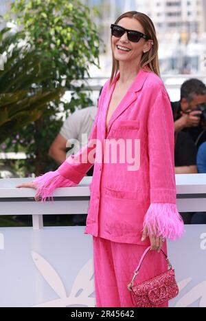 Cannes, Frankreich. 26. Mai 2023. Die französische Schauspielerin Clotilde Courau posiert bei einer Fotokonferenz für den Film „L'Ete Dernier“ (Letzter Sommer) auf der 76. Ausgabe des Filmfestivals von Cannes in Cannes, Südfrankreich, am 26. Mai 2023. Kredit: Gao Jing/Xinhua/Alamy Live News Stockfoto