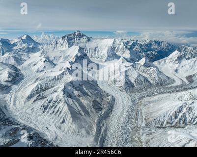 Lhasa. 23. Mai 2023. Dieses Luftfoto wurde am 23. Mai 2023 aufgenommen und zeigt einen Blick auf den Berg Qomolangma in einer Höhe von 8.400 Metern in der Autonomen Region Tibet im Südwesten Chinas. Kredit: Sun Fei/Xinhua/Alamy Live News Stockfoto