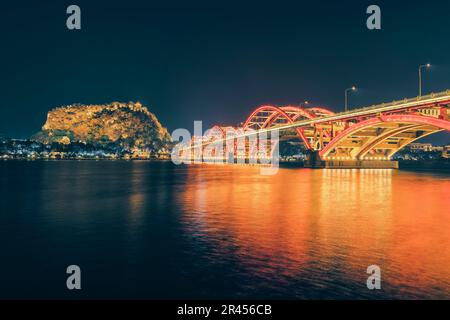 Der malerische Blick auf die Wenhui Bridge mit ihrer hellen Nachtbeleuchtung. Liuzhou, China. Stockfoto