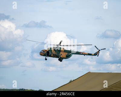 Mi-17 Transporthubschrauber der ungarischen Luftwaffe auf einer Flugshow, die Tarnung startet Stockfoto