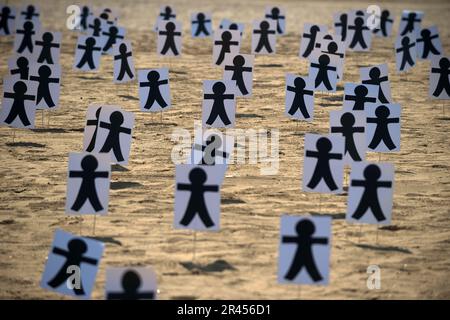 Malaga, Spanien. 26. Mai 2023. Allgemeine Betrachtung der Plakate am Strand La Misericordia während einer Hommage an Arbeiter, die im Jahre 2022 bei Arbeitsunfällen in Andalusien ums Leben kamen. Dutzende von Personen, die von der Allgemeinen Arbeiterkonferenz aufgerufen wurden, haben gezeigt, dass sie Sicherheitsmaßnahmen und Unfallverhütung am Arbeitsplatz sowie eine symbolische Hommage am Strand fordern. (Foto: Jesus Merida/SOPA Images/Sipa USA) Guthaben: SIPA USA/Alamy Live News Stockfoto