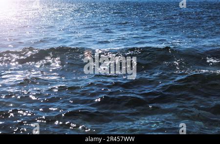 Abstrakter Meereshintergrund dunkelblaue Wasseroberfläche Stockfoto