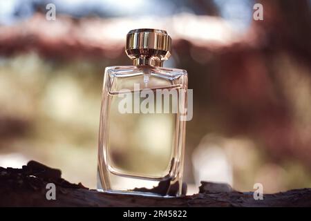Parfümflasche im Naturhintergrund Stockfoto