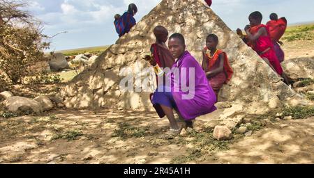 30. Dezember 2017, Serengeti-Nationalpark, Tansania-junge Maasai-Kinder warten darauf, dass Touristen Perlen und Schmuck am Eingangstor des Serengeti-Nationalparks verkaufen Stockfoto