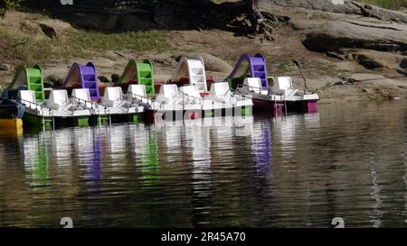 Eine wunderschöne Bootsaufnahme im San Juan Reservoir, Madrid, Spanien Stockfoto