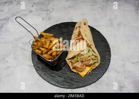 Indische Dishe kulinarisches Still Life. Cheese Nan Gambas serviert mit Pommes Frites auf einem Teller Stockfoto