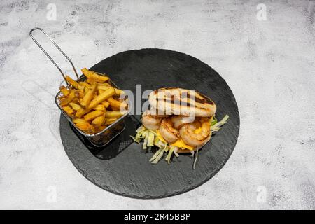 Indische Dishe kulinarisches Still Life. Cheese Nan Burger serviert mit Pommes Frites auf einem Teller Stockfoto