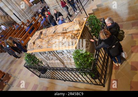 Bamberg, Deutschland - 10.20.2018: Das Innere des Bamberger Doms, ein spätromanisches Gebäude mit vier Türmen Stockfoto