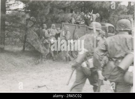 Augustin, Paul, SS-Fotograf der Leibstandarte Adolf Hitler. Dokumentierte Ereignisse in Holland, Frankreich (1940) und Russland (1941-43). Französische Kriegsgefangene, Brückenbau, Panzerabwehrmannschaft, Maschinengewehrmannschaft, Fahrzeugkonvois auf der Straße und in Städten, belgische Festungen, Kriegsgefangenenlager, Zerstörungsszenen, Nachkampf- und Besatzungsaktivitäten, Trainings- und Sportaktivitäten, Hitlerjugend und Bund Deutsche Mädchen Sportliche Aktivitäten und kulturelle Darbietungen, Unit Formations und Zeremonien, Feldlazarett, Einzel- und Gruppenfotos, leichte Flugabwehr Stockfoto