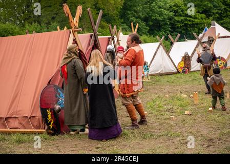 Erharting, Deutschland-Mai 18,2023: Eine mittelalterliche Familie steht während eines mittelalterlichen Festivals vor ihrem Zelt. Stockfoto