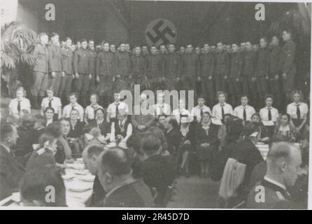 Augustin, Paul, SS-Fotograf der Leibstandarte Adolf Hitler. Dokumentierte Ereignisse in Holland, Frankreich (1940) und Russland (1941-43). Französische Kriegsgefangene, Brückenbau, Panzerabwehrmannschaft, Maschinengewehrmannschaft, Fahrzeugkonvois auf der Straße und in Städten, belgische Festungen, Kriegsgefangenenlager, Zerstörungsszenen, Nachkampf- und Besatzungsaktivitäten, Trainings- und Sportaktivitäten, Hitlerjugend und Bund Deutsche Mädchen Sportliche Aktivitäten und kulturelle Darbietungen, Unit Formations und Zeremonien, Feldlazarett, Einzel- und Gruppenfotos, leichte Flugabwehr Stockfoto