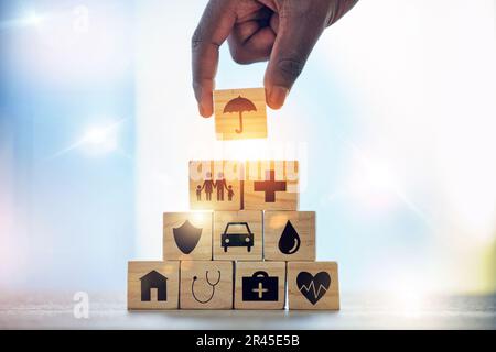 Mann, Hand und Bausteine mit medizinischem Symbol für Investitionen, Sicherheit und Versicherungsschutz. Finger, Wahl und Männlich mit Rätsel für das Gesundheitswesen Stockfoto