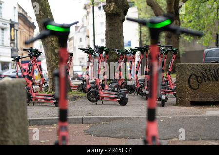 Im Zentrum von Bristol, England, Großbritannien, steht eine große Anzahl von VOI-Leihrollern. Die Elektroroller können über eine App gemietet werden. Stockfoto