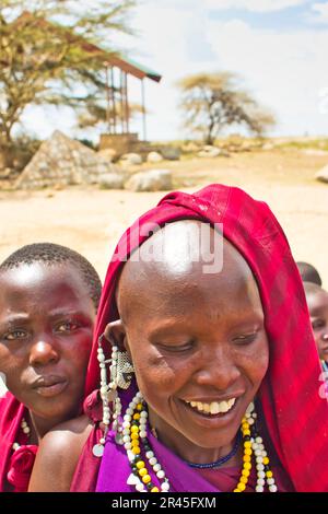 30. Dezember 2017, Serengeti-Nationalpark, Tansania - wunderschöne und natürliche Gesichter junger Maasai-Mädchen, die am Eingang des Serengeti-Nationalparks mit Touristen interagieren Stockfoto