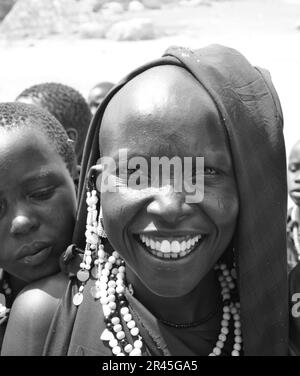 30. Dezember 2017, Serengeti-Nationalpark, Tansania - wunderschöne und natürliche Gesichter junger Maasai-Mädchen, die am Eingang des Serengeti-Nationalparks mit Touristen interagieren Stockfoto