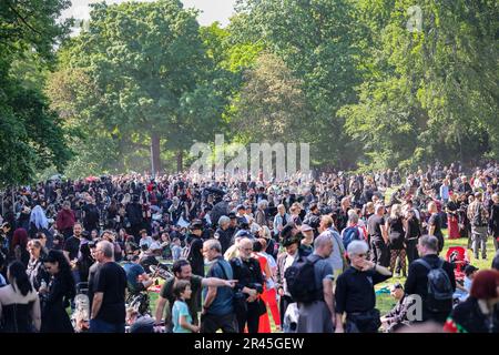 Leipzig, Deutschland. 26. Mai 2023. Tausende von Menschen besuchen das traditionelle viktorianische Picknick für das Wave-Gotik-Treffen (WGT) im Clara-Zetkin Park. Was in den frühen 90s Jahren mit einer Handvoll Bands in einem kleinen Club begann, ist zu dem wahrscheinlich größten Festival der dunklen Szene der Welt geworden: Das Wave-Gotik-Treffen feiert in diesem Jahr seinen 30. Jahrestag. Bis zum Pfingstmontag erwarten die Organisatoren rund 20.000 Besucher aus Deutschland und dem Ausland. Kredit: Jan Woitas/dpa/Alamy Live News Stockfoto