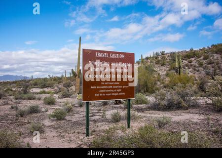 Schild mit Warnung vor gefährlichen illegalen Aktivitäten in der Nähe der internationalen Grenze zwischen den USA und Mexiko im Organ Pipe Cactus National Monument, Ajo, Lukeville, Arizona, Stockfoto