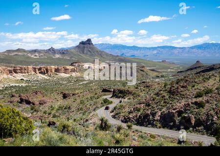 Der Oatman Highway nördlich von Oatman, Arizona, USA, ist vom Sitgreaves Pass aus ein schöner Frühlingstag. Stockfoto