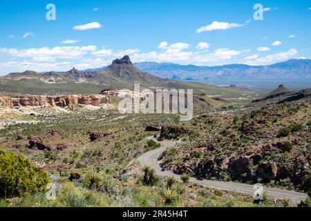 Der Oatman Highway nördlich von Oatman, Arizona, USA, ist vom Sitgreaves Pass aus ein schöner Frühlingstag. Stockfoto