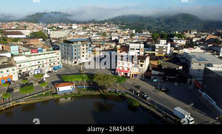 gandu, bahia, brasilien - 19. Mai 2023: Luftaufnahme des künstlichen Sees in der Stadt gandu Stockfoto