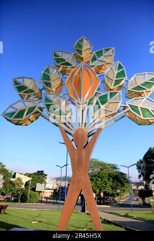 gandu, bahia, brasilien - 19. Mai 2023: Skulptur, die von einem Mann in einem Kakaobaum geformt wurde. Kunstwerk aus der Stadt Gandu. Stockfoto