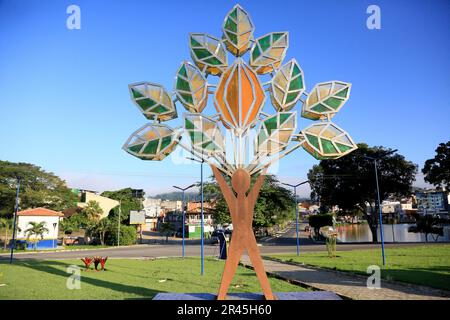 gandu, bahia, brasilien - 19. Mai 2023: Skulptur, die von einem Mann in einem Kakaobaum geformt wurde. Kunstwerk aus der Stadt Gandu. Stockfoto