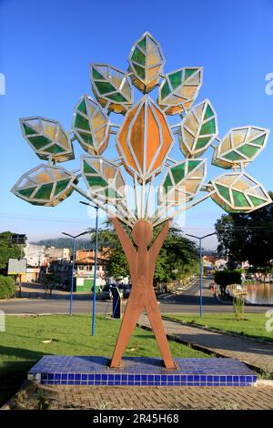 gandu, bahia, brasilien - 19. Mai 2023: Skulptur, die von einem Mann in einem Kakaobaum geformt wurde. Kunstwerk aus der Stadt Gandu. Stockfoto